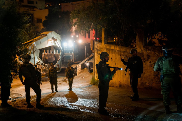 הריסת בתי המחבלים שביצעו את הפיגוע באלעד (צילום: דובר צה''ל)