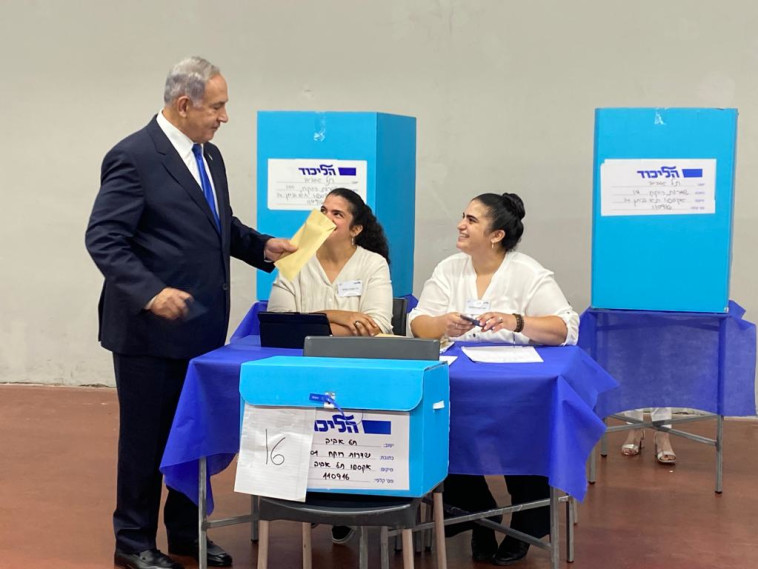 בנימין נתניהו מצביע בפריימריז לליכוד