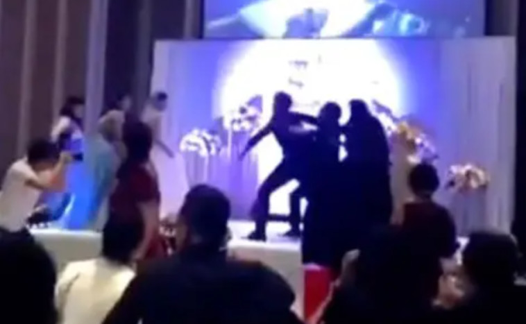 הצלם נראה לא מתרגש וממשיך בעבודתו כבשגרה