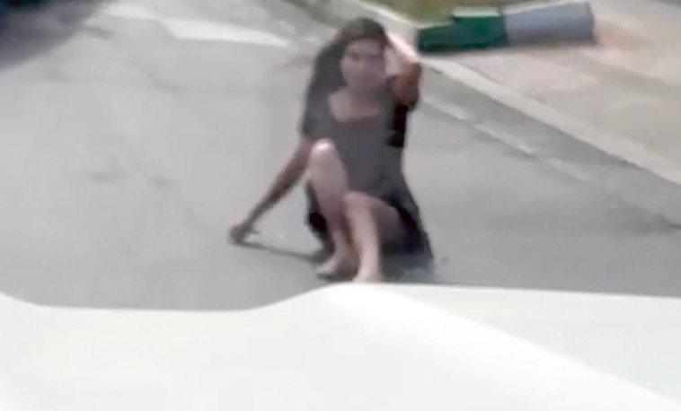 נפלה על הכביש, קך קמה ורצה לכיוון הרכב שממנו החליקה