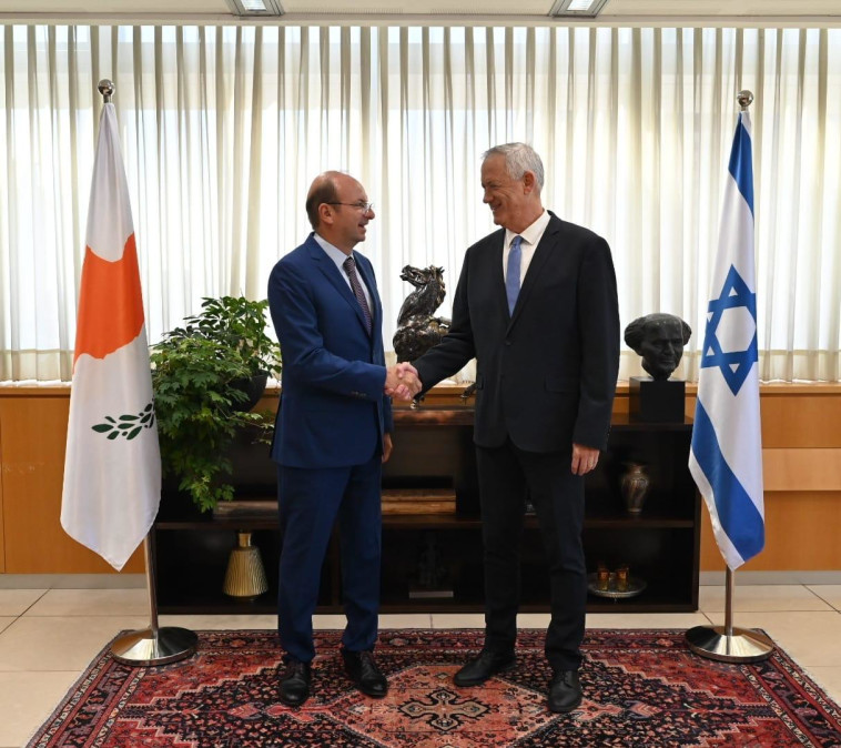 פגישת שר הביטחון גנץ עם מקבילו מקפריסין
