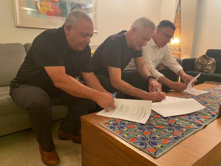 בני גנץ, גדעון סער וגדי איזנקוט חותמים על ההסכם לאיחוד