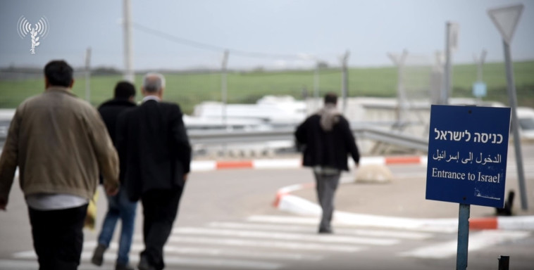 פועלים פלסטינים נכנסים לישראל