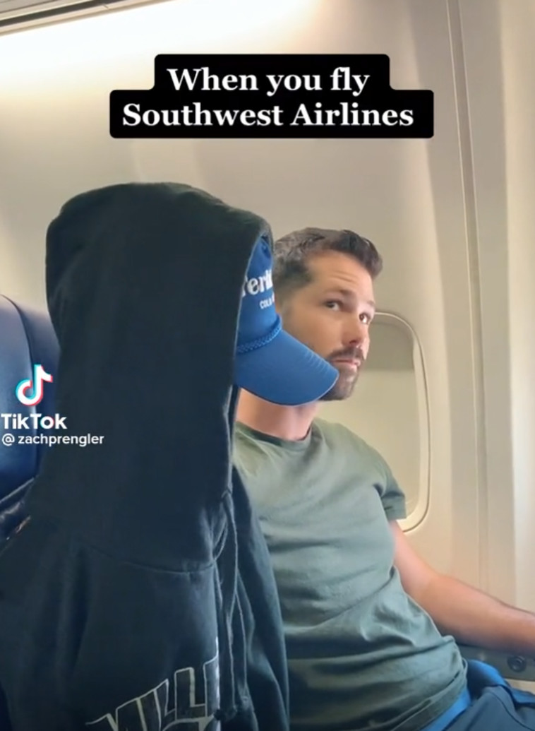 אף אחד בעצם לא יושב לידו, אבל הנוסעים בטוחים שכן