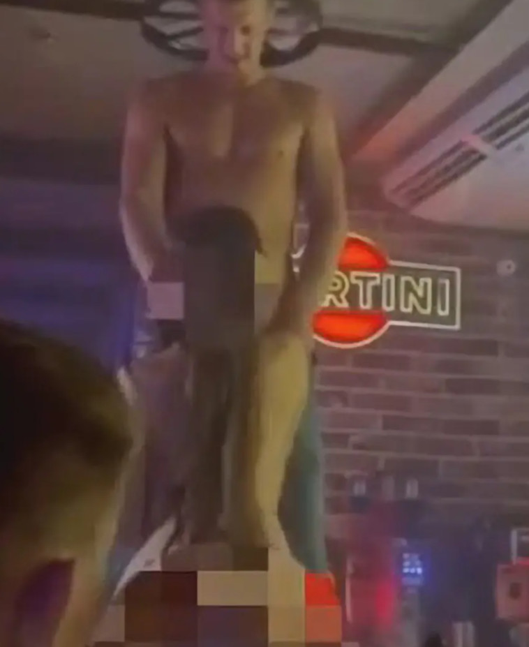 מול כולם, בלי בושה