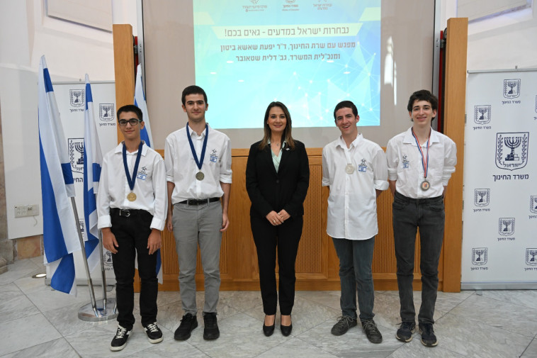 שרת החינוך לצד הזוכים במדליות