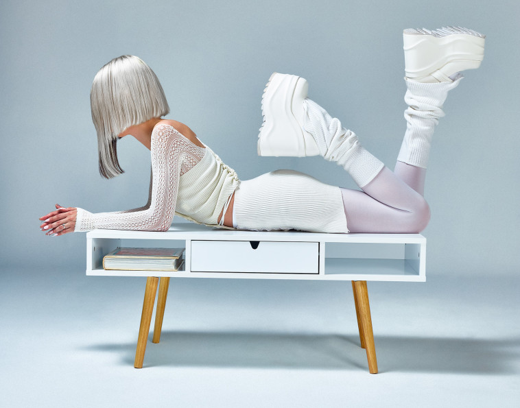 האומנית הולי מריה ורשת הריהוט אורבן