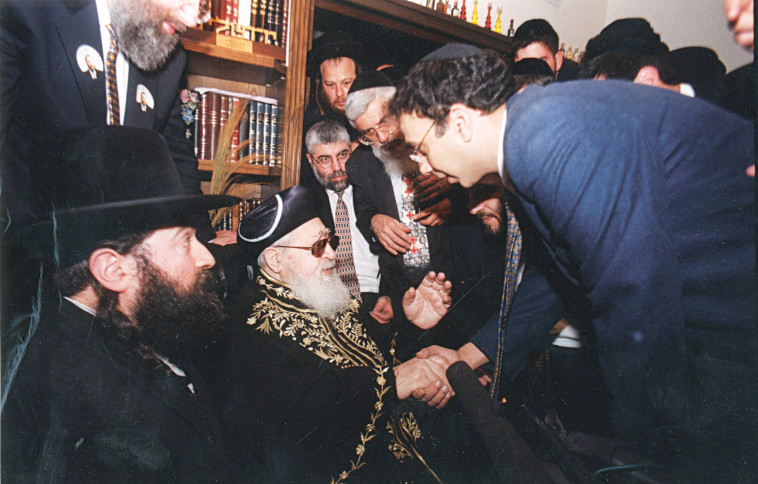ניצן חן עם הרב עובדיה, 1999 (צילום: פלאש 90)