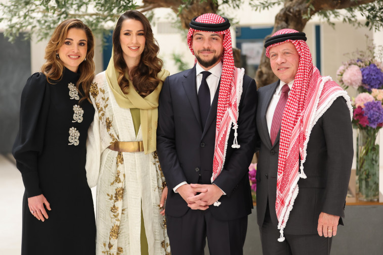 יורש העצר, ארוסתו, המלך עבדאללה והמלכה ראניה (צילום: מתוך עמוד הטוויטר של ארמון מלך ירדן )