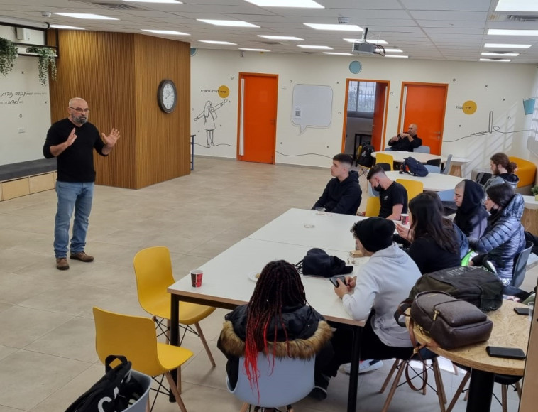 דרור שגב בהרצאה בעמותת תעשיידע