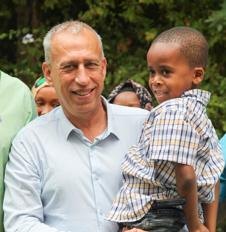 פרופ' אש בבית הילדים של עמותת הצל ליבו של ילד