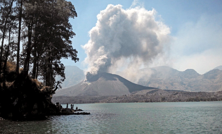 ההר רינג'אני באינדונזיה (צילום: REUTERS/Lalu Edi/Antara)