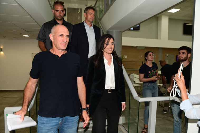 אמיתי פורת לצידם של איילת שקד ויועז הנדל