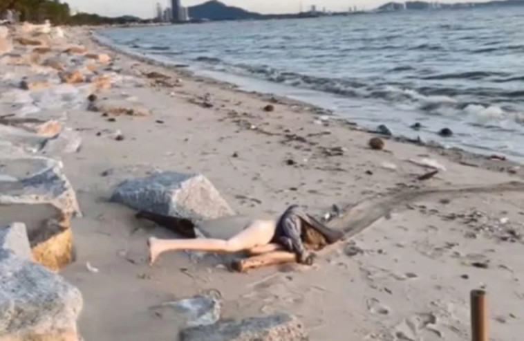 מחזה מבהיל, ''גופה'' על חוף הים (צילום: מתוך פייסבוק)