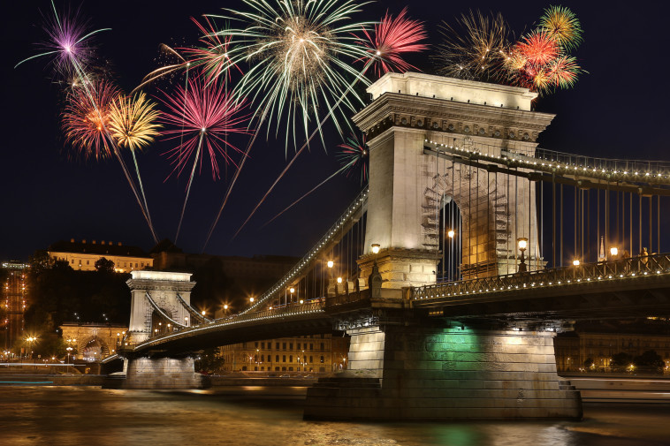 זיקוקים מעל גשר השלשלאות, בודפשט