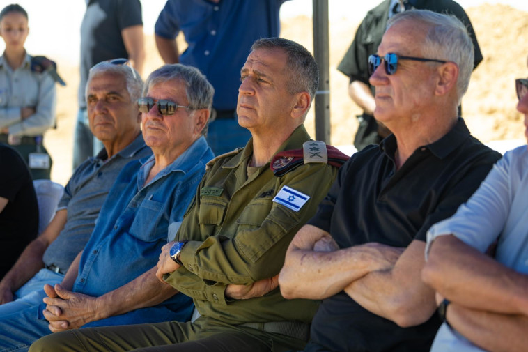 שר הביטחון בני גנץ והרמטכ''ל, רא''ל אביב כוכבי, בביקור בנגב