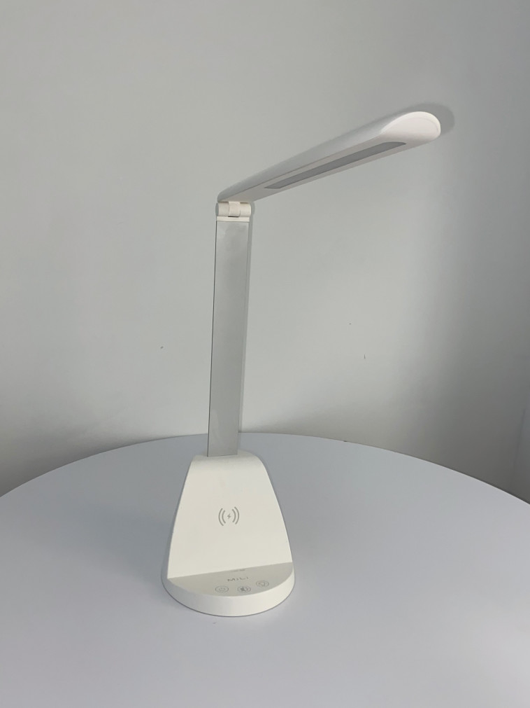 מנורת שולחן עם עמדת טעינה