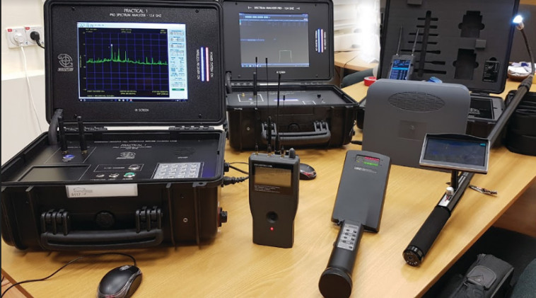 הציוד המשמש את צוות הבדיקה בביצוע בדיקות האזנה