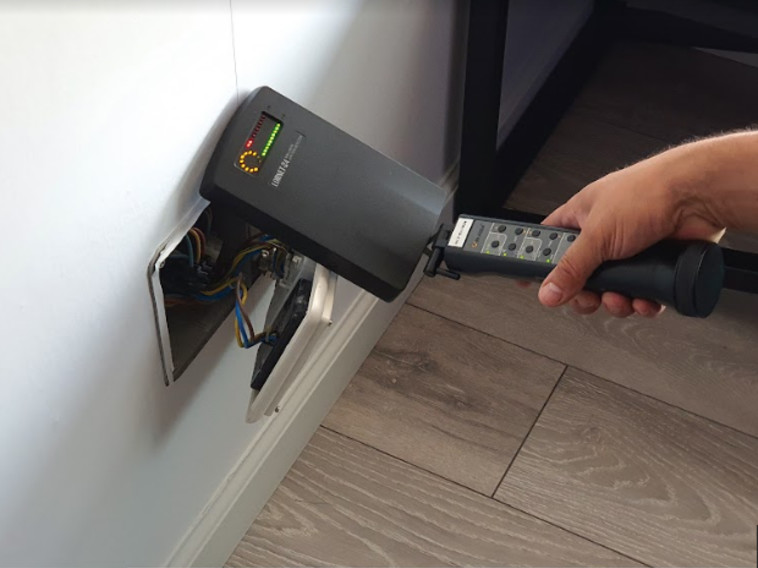 סריקת שקעי חשמל ותקשורת בזמן ביצוע בדיקת האזנה