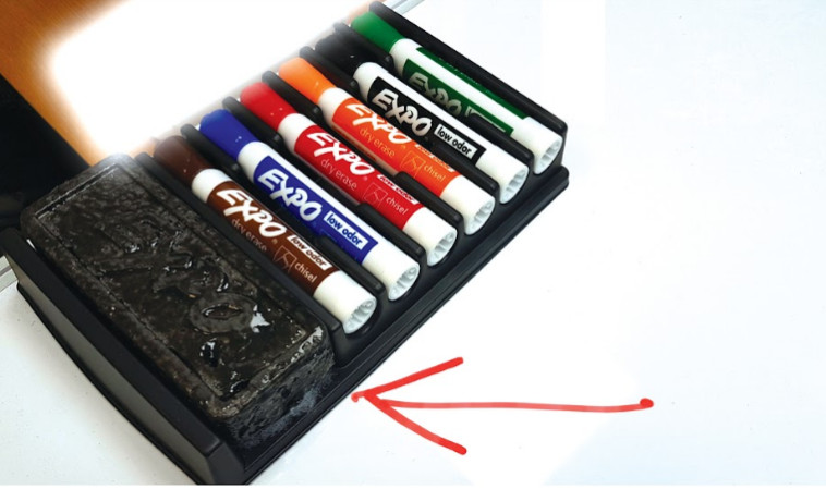 מערכת ציטוט והקלטה בתוך מחק של לוח בחדר ישיבות