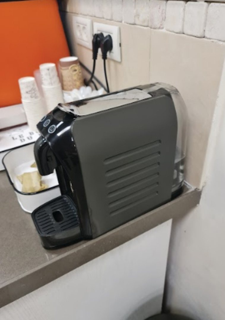 מערכת צילום נסתרת במכונת קפה