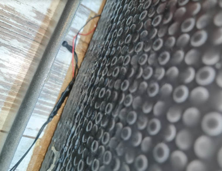 משדר אודיו זעיר חבוי בפאנל של פרקט בחדר ישיבות