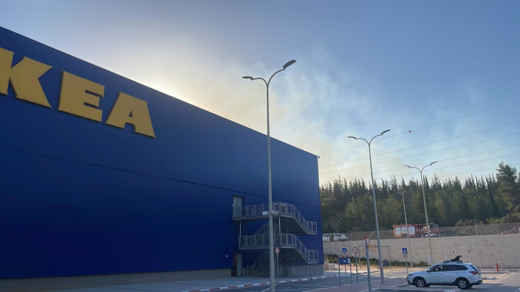 שריפה משתוללת סמוך לבית שמש 