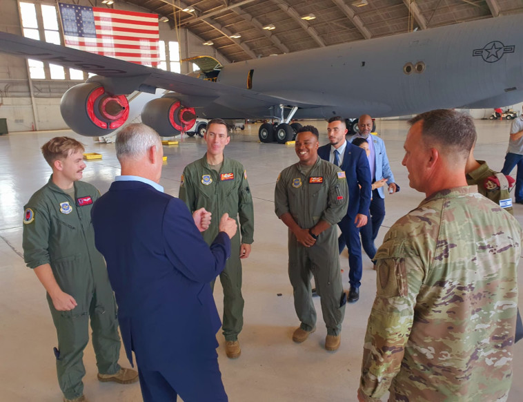 שר הביטחון בני גנץ עם חיילים אמריקאים