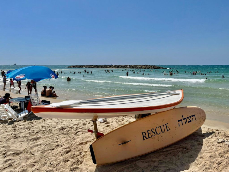 חוף אשקלון בקיץ