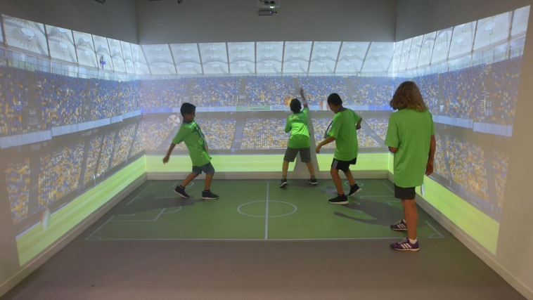 להיות בתוך אצטדיון כדורגל וללמוד