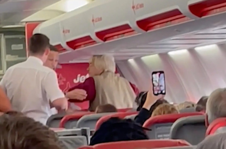 סטרה לדייל פעמיים, הורדה מהמטוס