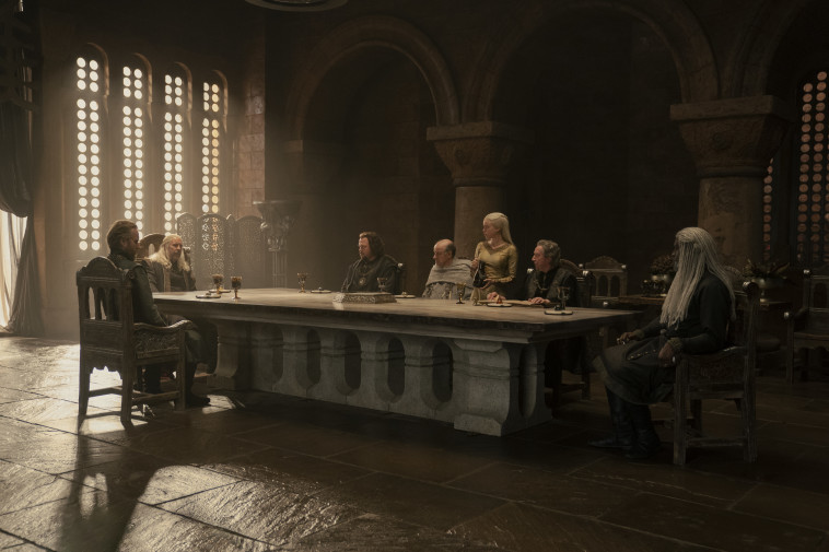 ישיבת ''המועצה הקטנה'', בית הדרקון פרק 2 (צילום: Ollie Upton/HBO, באדיבות yes)