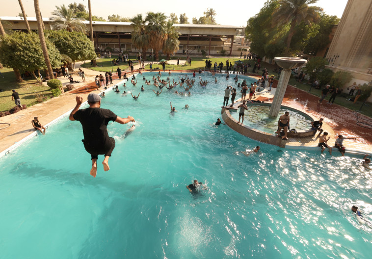 המפגינים פרצו לבריכת השחייה ב''אזור הירוק'' בבגדד (צילום: רויטרס)