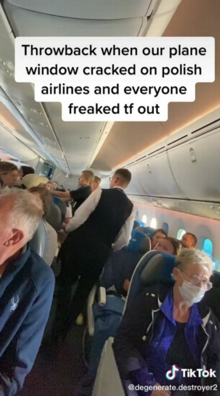 הדיילים מנסים להשתלט על הנוסעים ההיסטריים