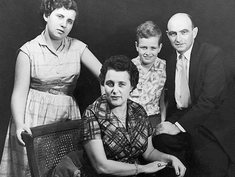 תמי ועמוס האוזנר בילדותם עם ההורים יהודית וגדעון האוזנר