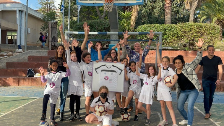 מנכ''ל קורנית דיגיטל, רונן סמואל, עם קבוצת הכדורגל ''בועטות'' שאימצה החברה 