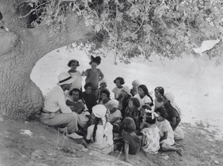 שיעור בדשה בכפר חסידים 1925