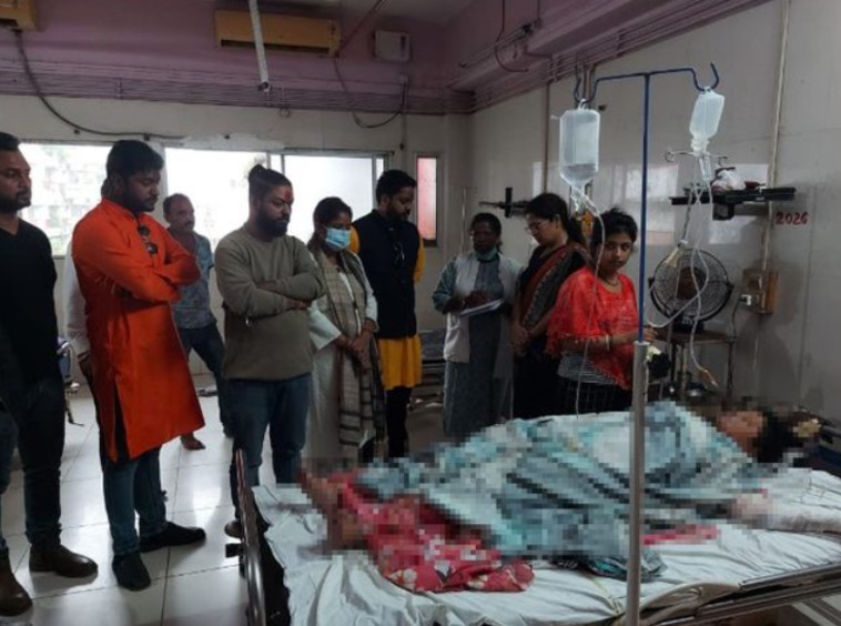 קומארי ומשפחתה בבית החולים, לפני שמתה מפצעיה (צילום: צילום מתוך טוויטר)