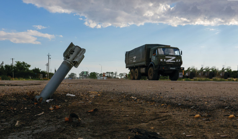 משאית רוסית ונפל פגז בחרסון (צילום: רויטרס)