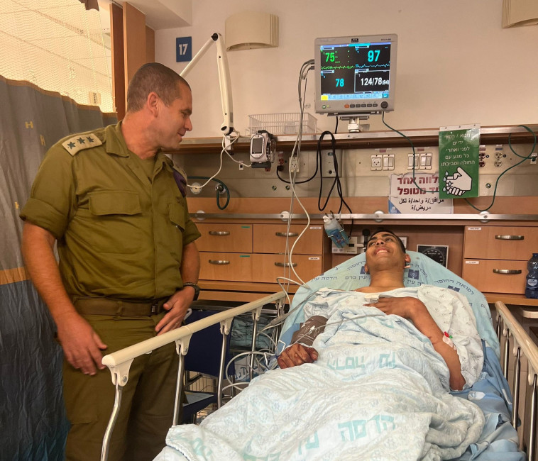 הלוחם שנפצע בפיגוע הדקירה סמוך לקרית ארבע עם מפקד חטיבת גבעתי, אלוף-משנה אליעד מואטי (צילום: דובר צה''ל)