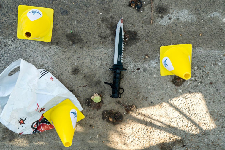 הסכין שהיה בשימוש המחבל בפיגוע הדקירה סמוך לקרית ארבע (צילום: דובר צה''ל)