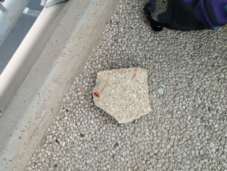 אחת מהאבנים שהושלכו לעבר המפגינים