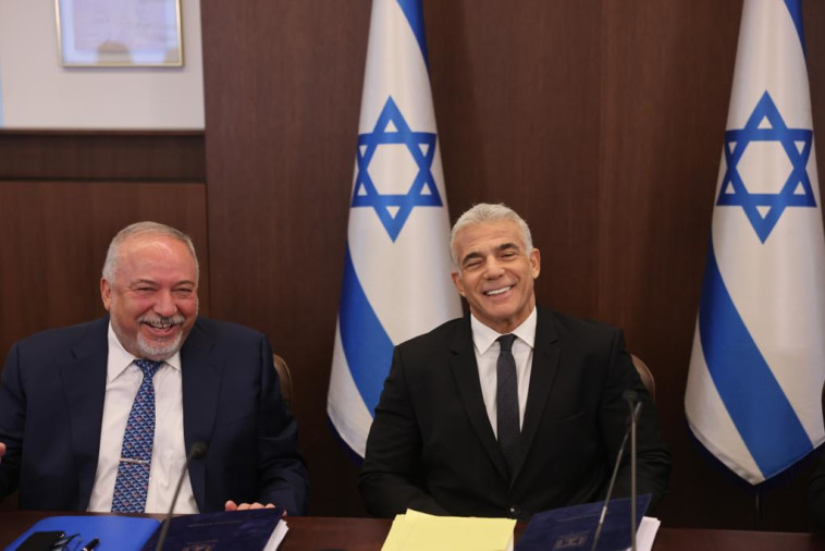 יאיר לפיד, אביגדור ליברמן