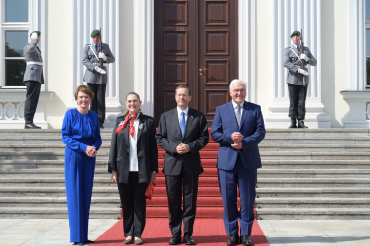 נשיא המדינה&nbsp;יצחק הרצוג ורעייתו מיכל, ונשיא גרמניה פרנק-ואלטר שטיינמאייר