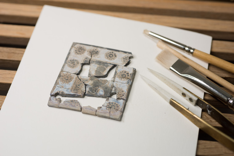 הרכבת השנהבים לכדי צורה במעבדות רשות העתיקות