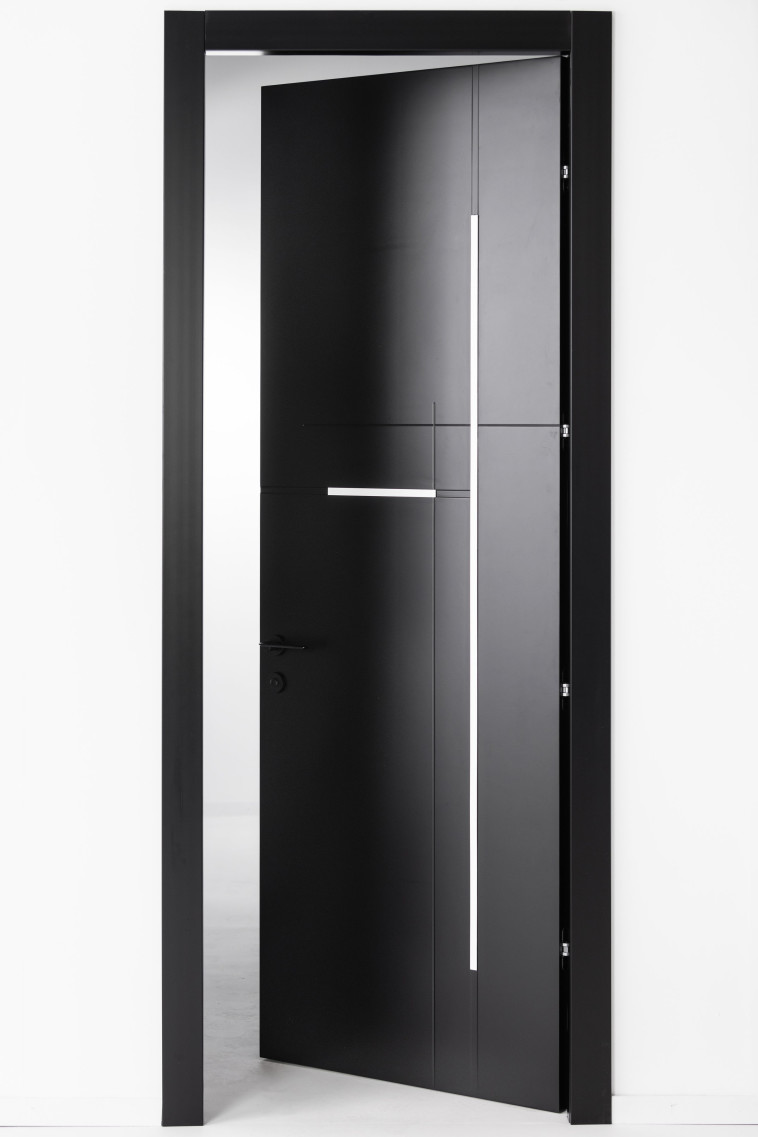 דלת פנים מקולקציית FRAMES, רב בריח. מחיר החל מ: 2,500 שקלים