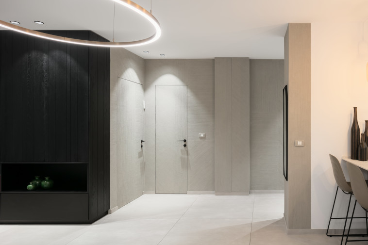 דלת נסתרת בחלל. עיצוב פנים: דניאל מיכאלי