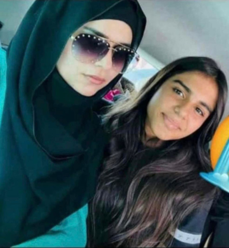 מנאר חג'אג' ובתה חדרה בת ה-14