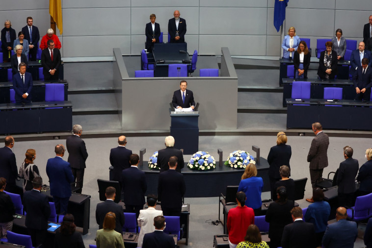 הנשיא הרצוג בנאום בפני הפרלמנט הגרמני (צילום: REUTERS/Fabrizio Bensch)