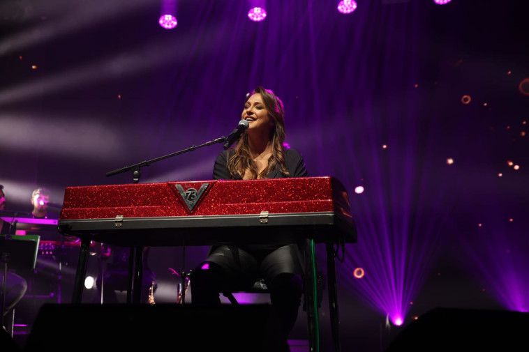 קרן פלס במהלך ביצוע בטקס